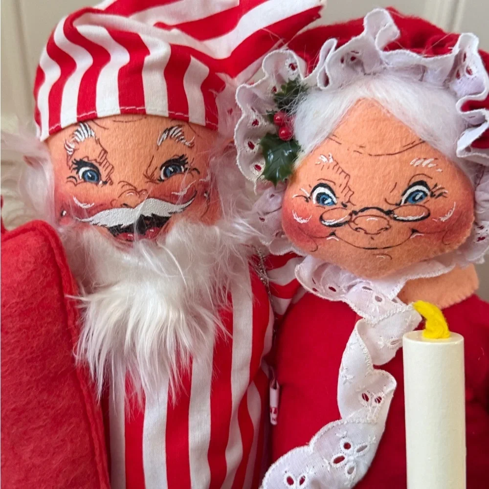 Annalee 1992 Santa & Mrs. Claus Christmas PJs candle hot water bottle dolls